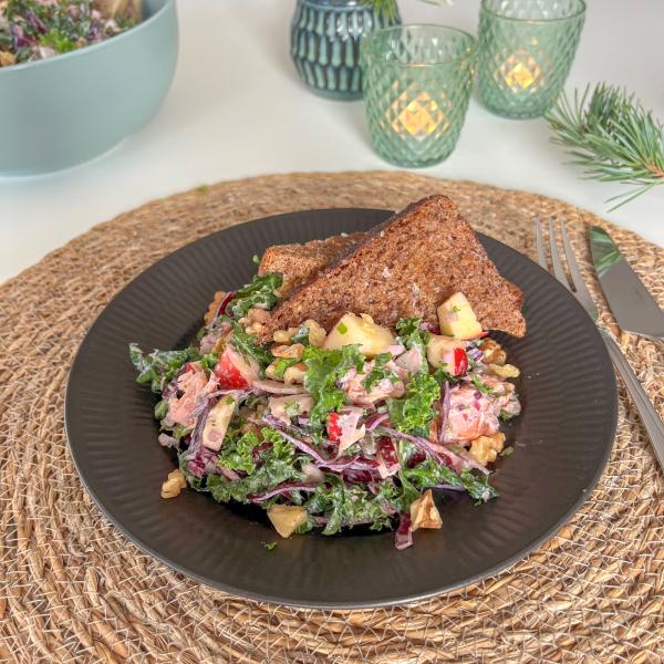 Opskrift på grønkålssalat med varmrøget laks og ristet rugbrød