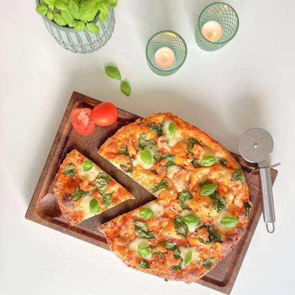 Pizza med varmrøget laks og spinat toppet med kapers