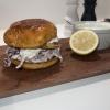 Fiskeburger med salat og dilddressing