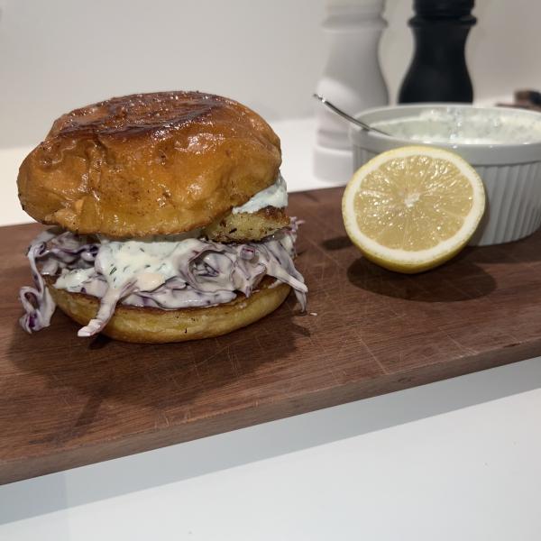 Fiskeburger med salat og dilddressing