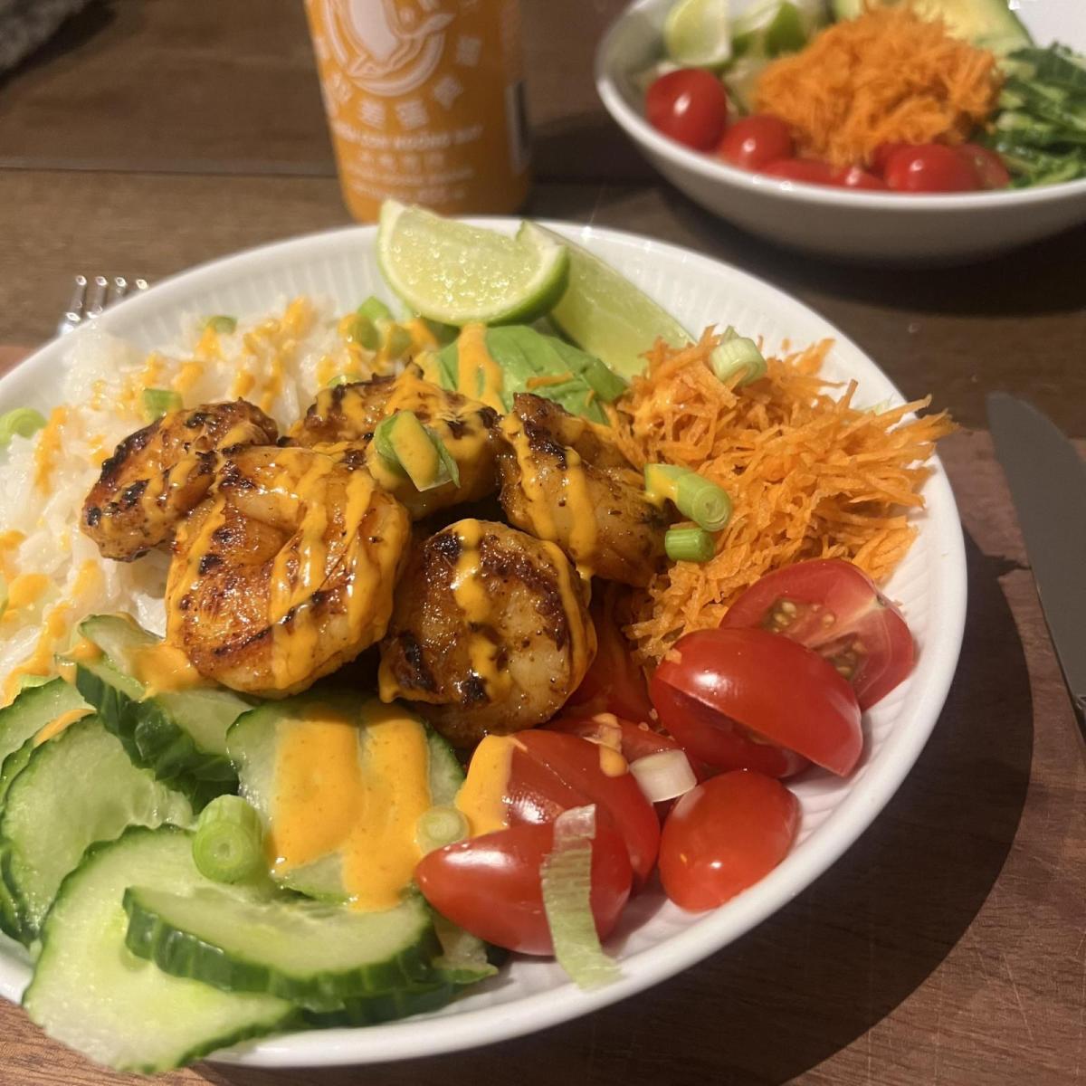 Rejebowl opskrift:  Cajunkrydrede tigerrejer med jasminris og sriracha sauce 