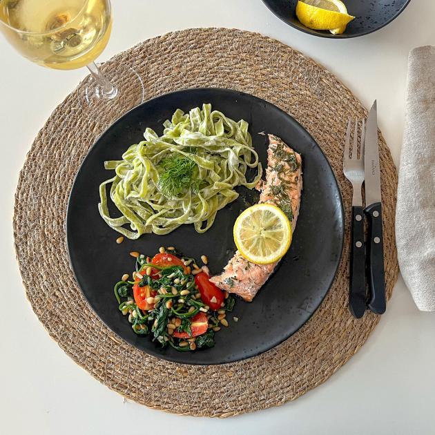 Opskrift på Grillet laks med pasta og spinatsalat